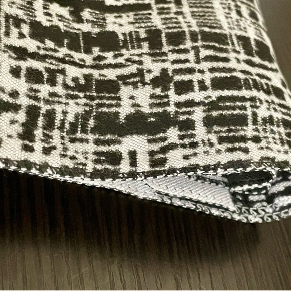 New CHANEL Perfume Giveaway Cashmere And Silk Scarf - Picture 4 of 6